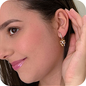Brinco Argolinha de Click com Pingente de Lacinho Cravejado com Zircônias - Banhado a Ouro 18k