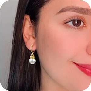Brinco Argolinha de Click com Pingente de Pérola e Detalhes e Zircônias - Banhado a Ouro 18k