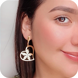 Brinco M de Coração Vazado com Flor - Banhado a Ouro 18k