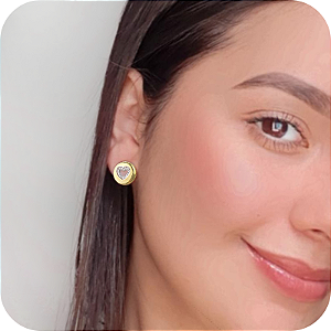 Brinco P de Botão Vazado com Coração Cravejado em Microzircônias - Banhado a Ouro 18k
