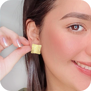 Brinco Quadrado com Relevo - Banhado a Ouro 18k