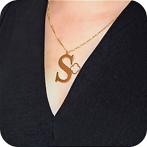 Colar de Letra S com Trevo - Design Próprio - Banhado a Ouro 18k