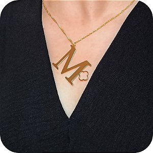 Colar de Letra M com Trevo - Design Próprio - Banhado a Ouro 18k