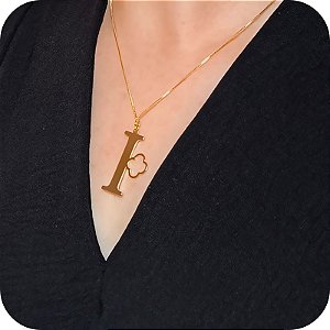 Colar de Letra I com Trevo - Design Próprio - Banhado a Ouro 18k