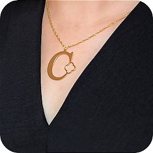 Colar de Letra C com Trevo - Design Próprio - Banhado a Ouro 18k