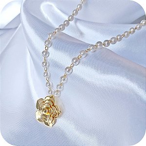 Corrente com Pérolas e Pingente de Flor 45cm - Banhado a Ouro 18k