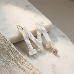 Pingente Ouro 18K Letra "M" Madrepérola