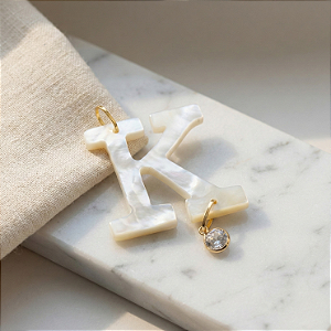 Pingente Ouro 18K Letra "K" Madrepérola