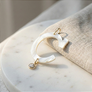 Pingente Ouro 18K Letra "C" Madrepérola