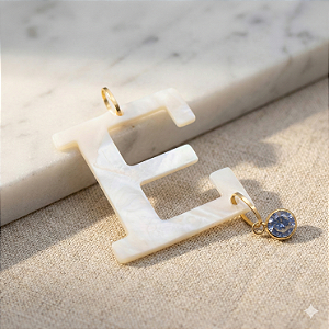 Pingente Ouro 18K Letra "E" Madrepérola