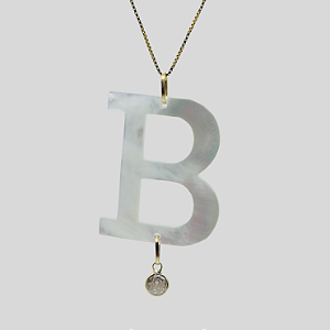 Pingente Ouro 18K Letra "B" Madrepérola