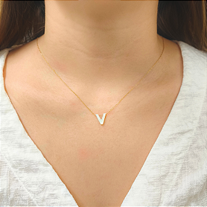 Colar Ouro 18k Letra "V" Madrepérola na Corrente Zeta