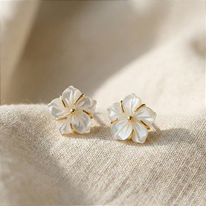 Brinco Flor de Madrepérola em Ouro 18k