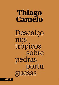 Livro Descalço nos trópicos sobre pedras portuguesas