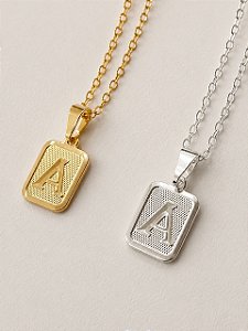 Colar Com Pingente de Letra Vintage Pequena