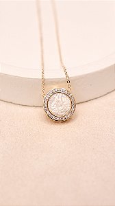 Colar Espírito Santo na Madre Pérola com Borda Cravejada