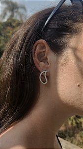 Brinco de Gota Vazada com Borda Cravejada