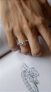 Anel Solitário 6,5MM com Base Cravejada Moissanite