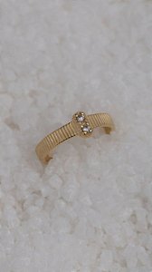 Anel Canelado com Microzircônias em Prata 925 e Banho de Ouro