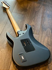 Guitarra Schecter Sun Valley Super Shredder FR S SBK Satin Black com Captadores Schecter USA SuperCharger Mach-6 HH e Ponte Hipshot Hardtail