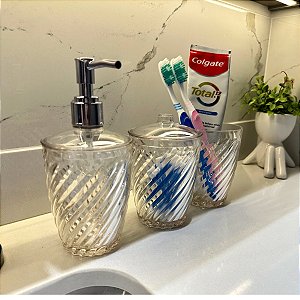 Kit para Banheiro ou Lavabo em Acrílico com Porta Escovas, Porta Algodão ou Cotonete e Porta Sabonete Líquido Modelo Twist