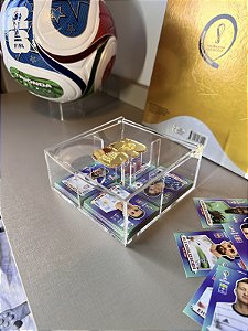 Caixa Premium para Figurinhas da Copa 2026 em Acrílico Transparente com Detalhe Dourado – Organizador de Coleção e Expositor Decorativo