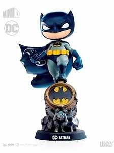 Estátua Batman: Batman Arkham Asylum Deluxe By Eddy Barrows Azul Escala  1/10 - Iron Studios - Toyshow Tudo de Marvel DC Netflix Geek Funko Pop  Colecionáveis