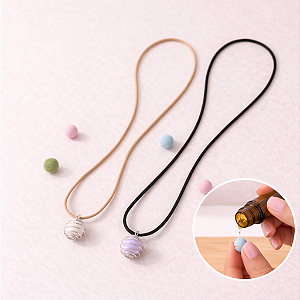 Colar Difusor Pessoal para Óleos Essenciais Pingente Prateado Gaiola - Ajustável com Pompom I Aromaterapia I Aromático