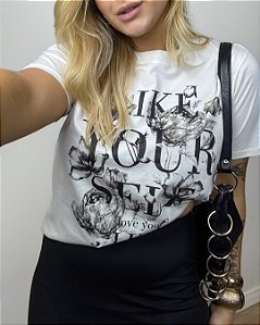 T-Shirt Tradicional Estampa “Like Yourself”