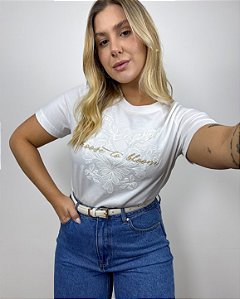 T-Shirt Tradicional Estampa com Bordado “Choose To Bloom”