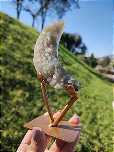 Lua de Calcedônia com suporte de metal dourado