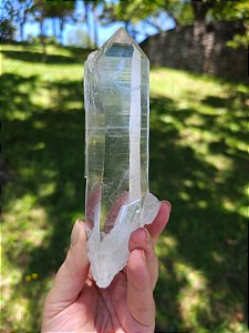 Cristal Nebulosa ou Estelar com Inclusões Brancas