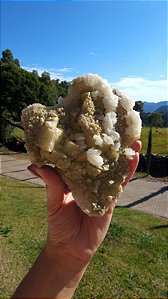 Formação de Baritas e Calcitas em Cubo sobre Flor de Ametista