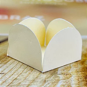 50 Forminhas Para Doces Bege 4 Pétalas 10.94 Nc Toys Simples