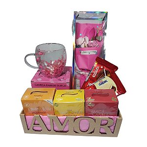 Cesta Presente Mulher Chocolates, Caneca 3d, Chá 3 sabores, Buquê de Rosas Artificial