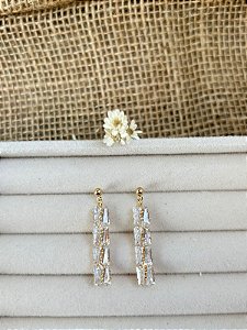 BRINCO BAGUETE COM ZIRCÔNIAS BANHADO A OURO