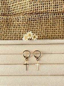 BRINCO ARGOLA COM CRUZ PENDENTE BANHADO A OURO