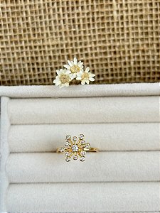 ANEL FLOR CRAVEJADO COM ZIRCÔNIAS BANHADO A OURO