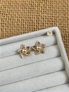 BRINCO FLOR COM PEROLA E CRAVEJADO BANHADA A OURO