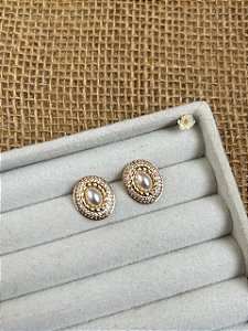 BRINCO OVAL CRAVEJADO COM PEROLA  BANHADA A OURO