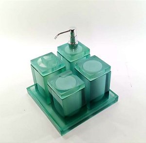 KIT COM 4 POTES E BANDEJA, COR VERDE CRISTALINO LINHA QUADRADA EM RESINA DE POLIESTER