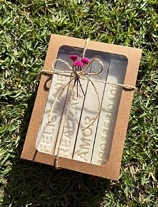KIT CAIXA COM 4 VELAS DECORATIVAS AROMÁTICAS - 75 GRAMAS CADA VELA