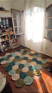 Tapete de Crochê em Hexágonos — Design Moderno e Conforto Artesanal