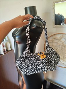 Bolsa Baguette de Crochê Preto & Branco - Fecho em Madeira