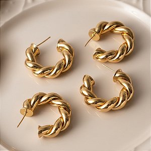 Argola Torcida Lisa Banhado a Ouro