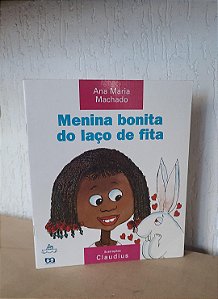 Menina bonita do laço de fita
