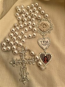 Terço de noiva personalizado sagrada família com relicário de coração e Teg/Prata