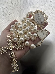 Terço de Nossa Senhora De Guadalupe e relicário com iniciais