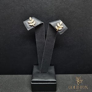 BRINCO FOLHA CRAVEJADA - BANHADO A OURO 18K