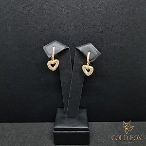 BRINCO ARGOLINHA CORAÇÃO VAZADO CRAVEJADO CRISTAL PENDURADO - BANHADO A OURO 18K